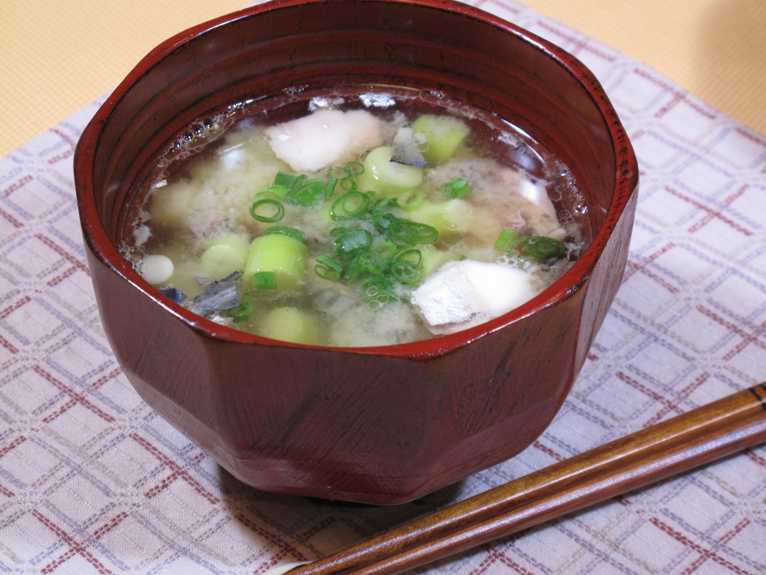 サバ缶と根曲がり竹のみそ汁