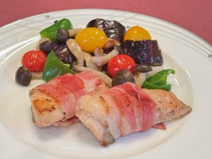 秋鮭のベーコン巻き