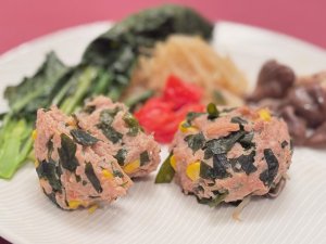 生ワカメの蒸しハンバーグ